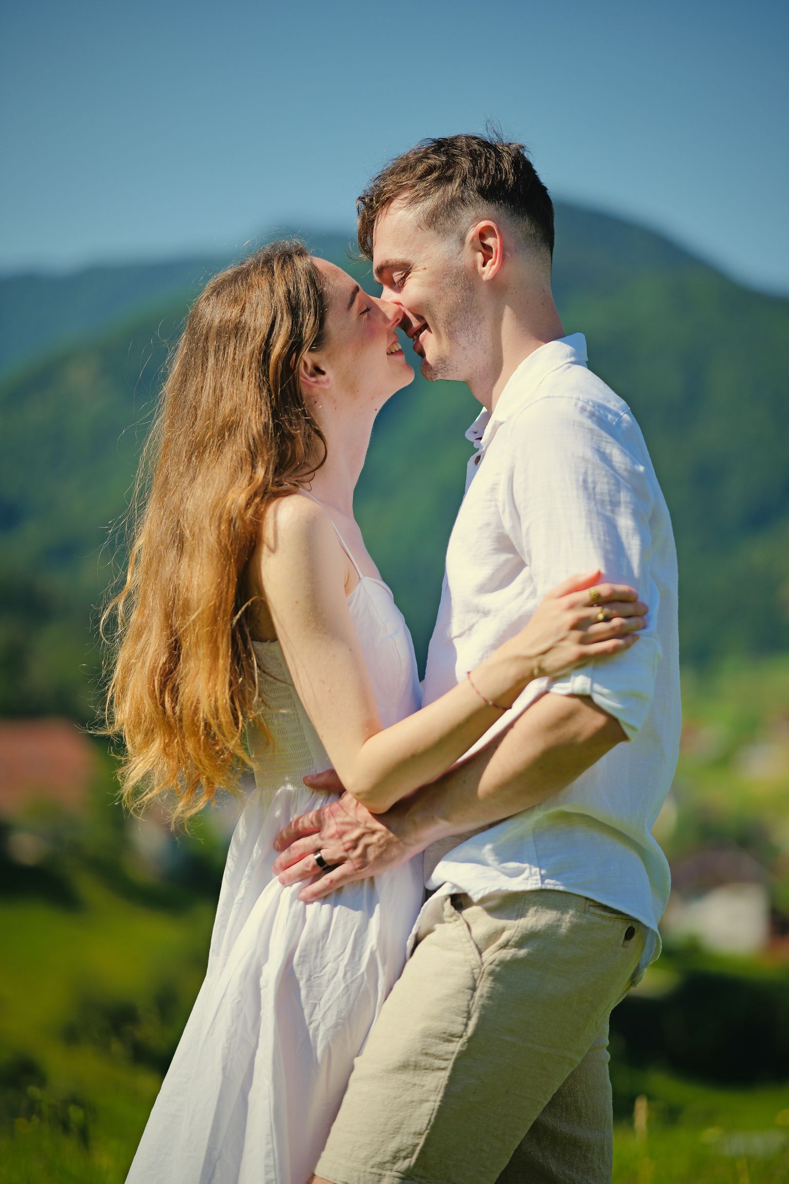 Monika a Martin v blízkom objatí na pozadí hôr