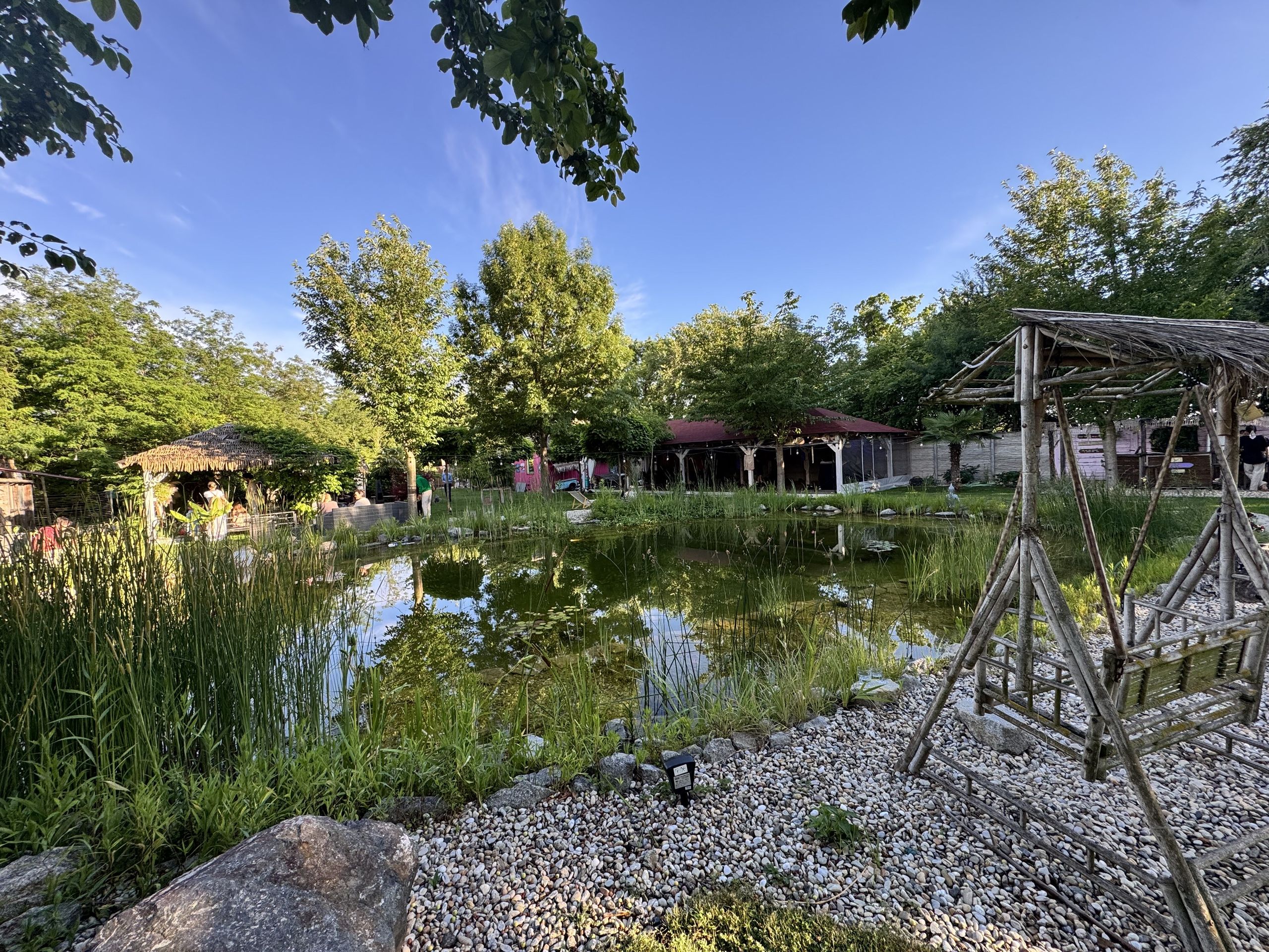 Jazierko s altánkom a hojdačkou v areáli Your Hidden Paradise